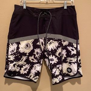 Quicksilver boardshorts size 31